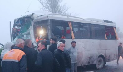 Yolcu minibüsü ile tanker çarpıştı: Yaralılar var