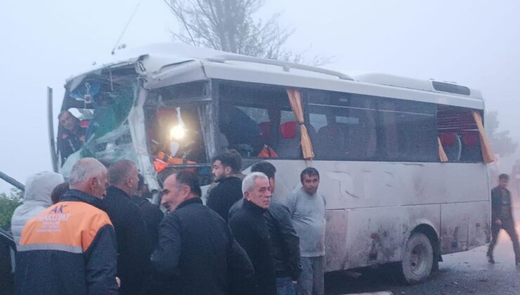 Yolcu minibüsü ile tanker çarpıştı: Yaralılar var