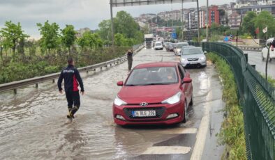 Zonguldak-İstanbul kara yolu su ile doldu, ulaşım durdu! Tahliye ediliyor