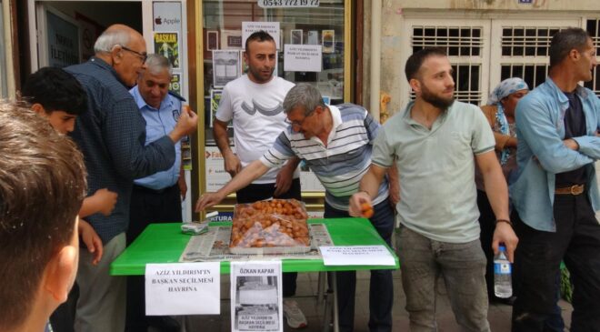 Aziz Yıldırım’ın başkanlığı tatlı dağıtılarak kutlandı