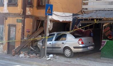 Bursa’da freni boşalan otomobil eve girdi