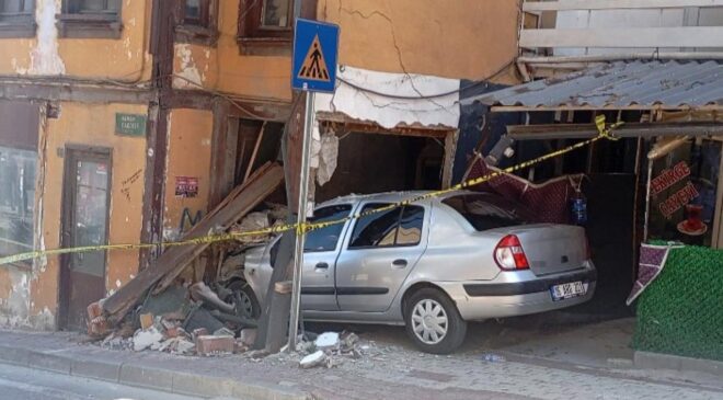 Bursa’da freni boşalan otomobil eve girdi