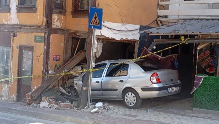 Bursa’da freni boşalan otomobil eve girdi