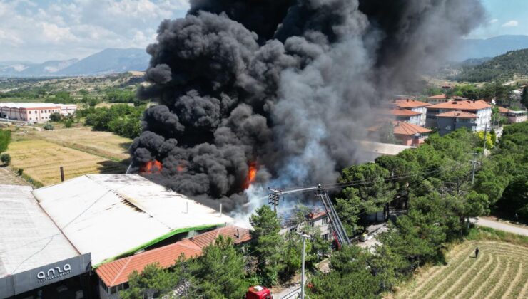 Denizli’de fabrika yangını! Kenti kara dumanlar kapladı: Çok sayıda ekip sevk edildi