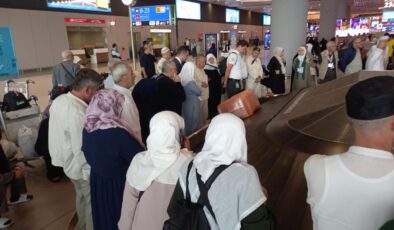 Hacılar yurda dönüyor: Havalimanında duygusal anlar
