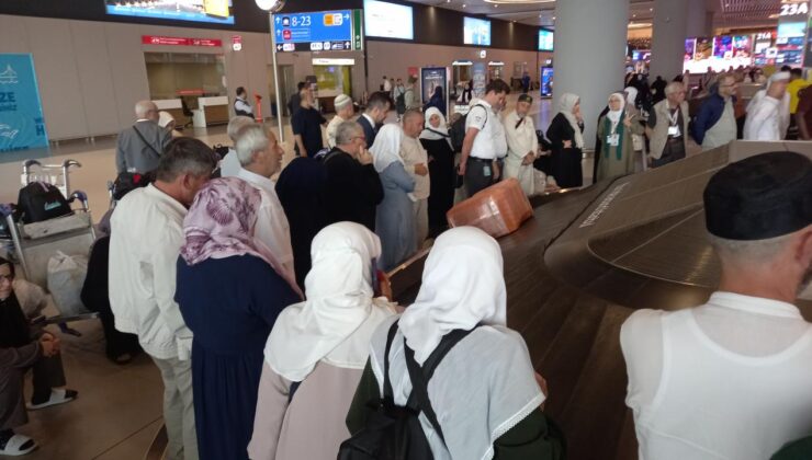 Hacılar yurda dönüyor: Havalimanında duygusal anlar