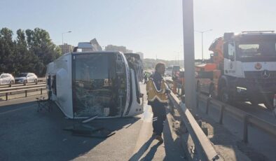 İstanbul’da yolcu midibüsü devrildi: 12 yaralı