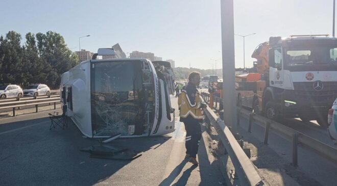 İstanbul’da yolcu midibüsü devrildi: 12 yaralı