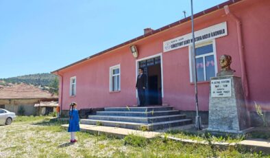 Okulun tek öğrencisi karnesini aldı