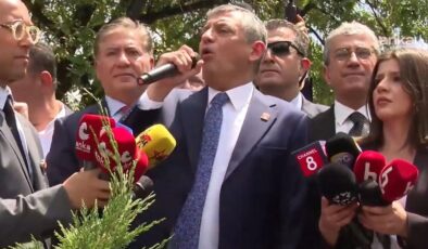 Özgür Özel, TBMM önünde alanda bulunan kalabalığa hitap ediyor