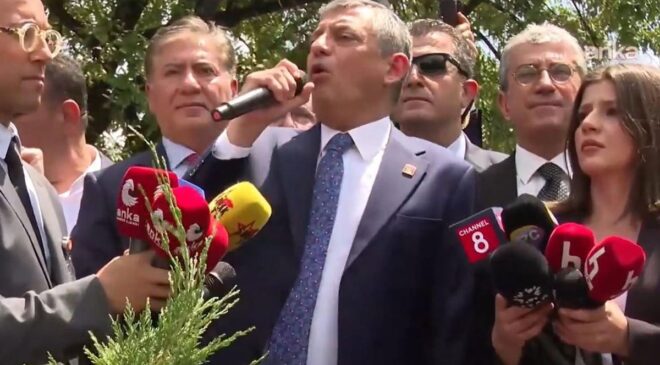 Özgür Özel, TBMM önünde alanda bulunan kalabalığa hitap ediyor