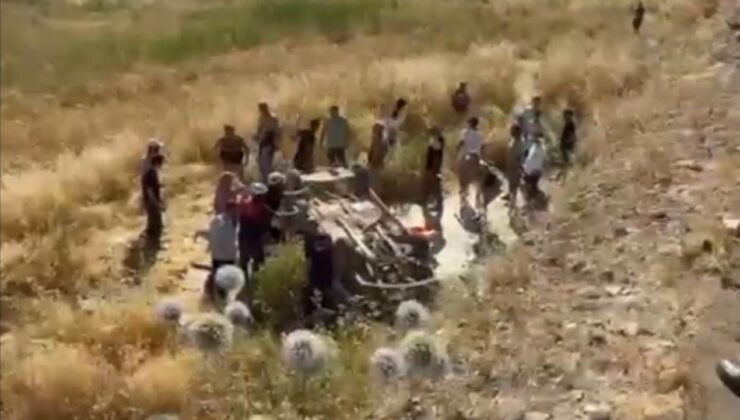 Şanlıurfa’da otomobil şarampole yuvarlandı: Ölü ve yaralılar var