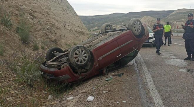 Sivas’ta otomobil takla attı: 2’si ağır 3 kişi yaralandı