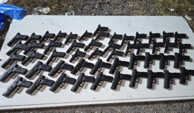 Toprağa gömülü kompresör tankında 20 silah ele geçirildi